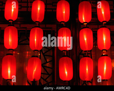 Lanterne rosse fuori del ristorante Chengdu Sichuan Cina centrale Foto Stock