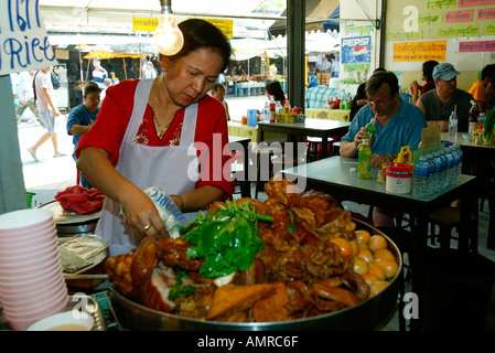 Ristorante Il mercato del fine settimana di Chatuchak Bangkok in Thailandia Foto Stock