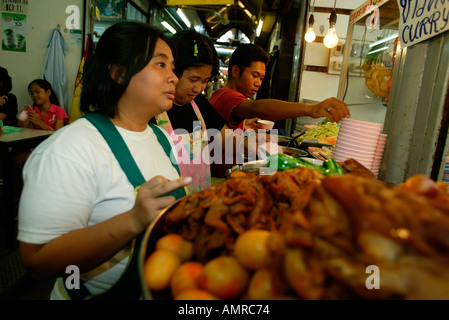 Ristorante curry di vendita il mercato del fine settimana di Chatuchak Bangkok in Thailandia Foto Stock