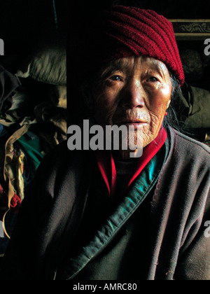 Donne anziane nella luce della finestra Lhatse Shekor Tibet Foto Stock