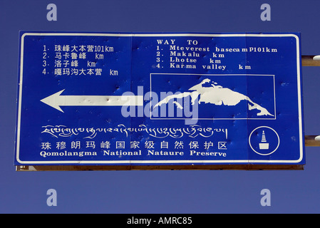 Cartello stradale per montare il campo base Everest Qomolangma National Nature Preserve Tibet Foto Stock