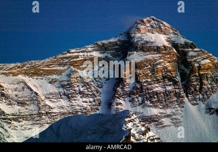 Le nuvole si spostano dal Nepal intorno al Monte Everest Himalaya Tibet Foto Stock