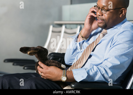 Imprenditore africano parlando al cellulare Foto Stock