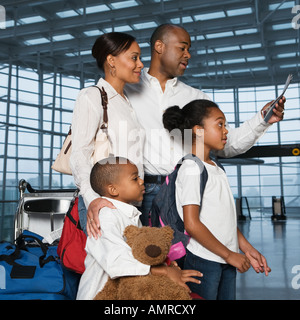 Famiglia africana in aeroporto Foto Stock