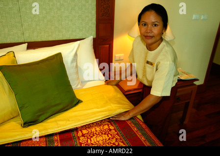 Cameriera rendendo letto suite J W Marriott Phuket Resort and Spa in Thailandia Foto Stock