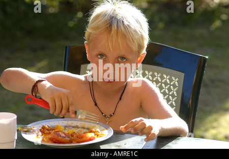 Ragazzo di mangiare la prima colazione Foto Stock