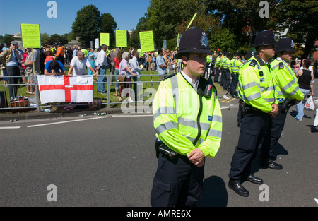 Polizia del Sussex, sotto forma di un cordone intorno anti gay contestatori durante il Brighton Pride. Foto Stock