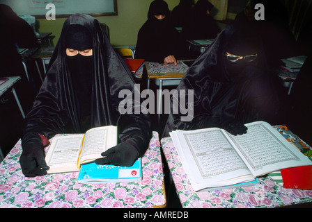 Kuwait City Kuwait le donne al pomeriggio classe coranica Foto Stock