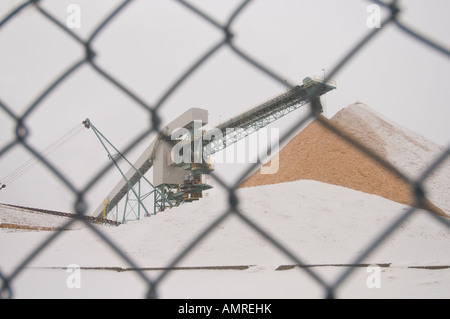 Nastro trasportatore e la pila di chip in Abitibi Bowater della pasta di legno e della carta mulino in Dalhousie New Brunswick Foto Stock