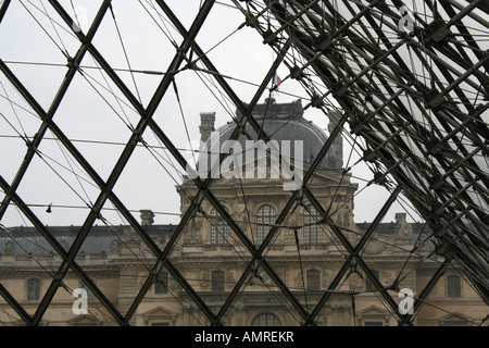 Il museo del Louvre si riflette nella piramide progettato da I.M. Pei Foto Stock