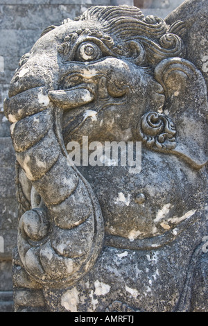 Scolpiti nella pietra scultura di elefante Ulu Watu tempio indù Bali Indonesia Foto Stock