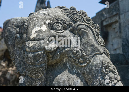 Scolpiti nella pietra scultura di elefante Ulu Watu tempio indù Bali Indonesia Foto Stock