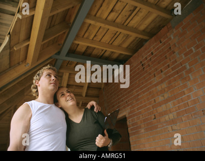 Coppia giovane visitando il loro futuro a casa Foto Stock