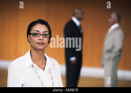 Imprenditrice africana di fronte a colleghi Foto Stock