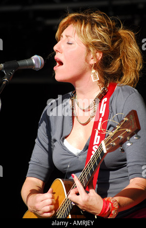 Martha Wainwright sul palco a cantare e suonare la chitarra a Wychwood festival di Cheltenham 2007 Foto Stock