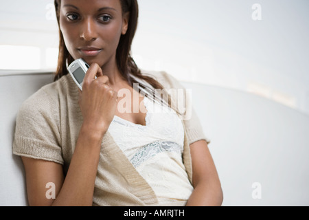 Donna africana azienda telefono cellulare Foto Stock