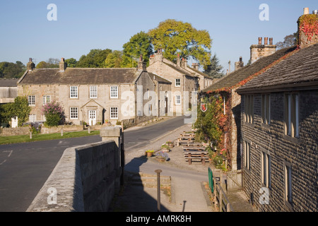 Tradizionali edifici in pietra con Red Lion Hotel nel pittoresco villaggio in Yorkshire Dales National Park. Wharfedale Burnsall Yorkshire England Regno Unito Foto Stock