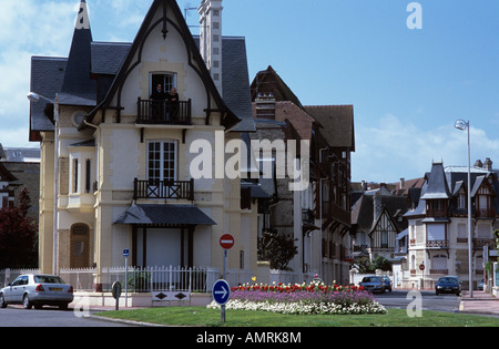 Deauville Normandia Francia aprile ^moda città case al bivio in centro città Foto Stock