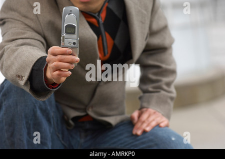 Uomo di prendere foto con il telefono cellulare Foto Stock