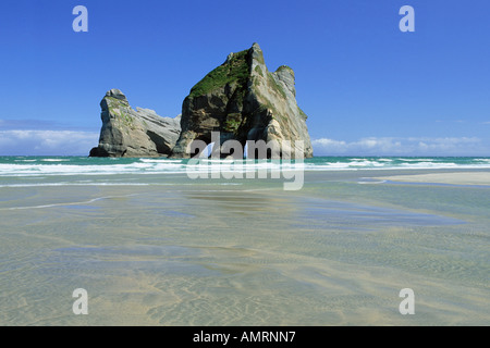 Archway Isola Wharariki Beach Golden Bay, Farewell Spit, Capo addio, Isola del Sud, Nuova Zelanda Foto Stock