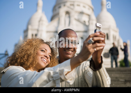 Coppia africano tenendo proprio fotografia Foto Stock