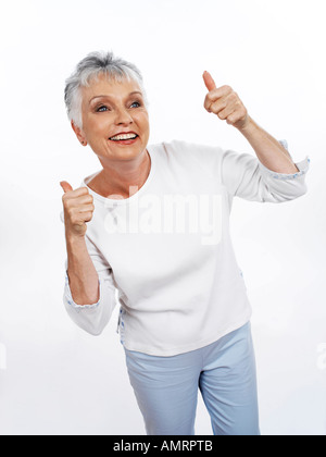 Donna dando pollice in alto Foto Stock