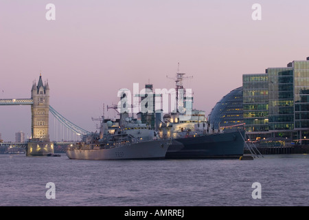 HMS Westminster (vicino) HMS Belfast (lontano) London Dic '07 Foto Stock