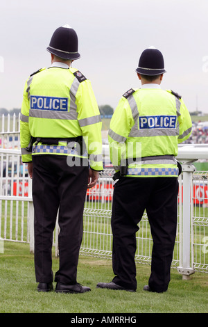 Poliziotti a lavoro, Epsom, Gran Bretagna Foto Stock