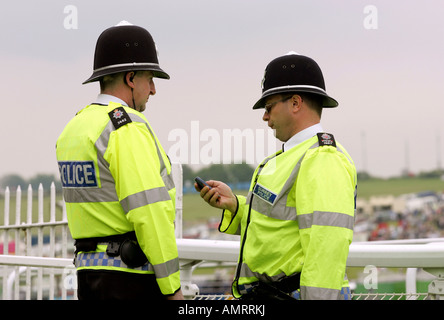 Poliziotti a lavoro, Epsom, Gran Bretagna Foto Stock