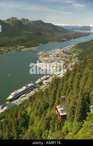 Stati Uniti d'America, Alaska, passaggio interno, Juneau, Mt Roberts tram con il terminal delle navi da crociera, downtown e Isola di Douglas in background Foto Stock