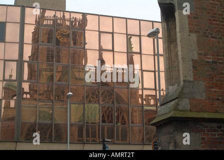 Chiesa della Trinità scafo riflesso in un edificio moderno Foto Stock