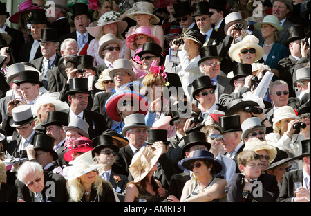 Persone alle corse dei cavalli a Epsom, Gran Bretagna Foto Stock