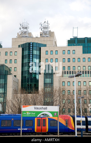 MI6 Headquarters Building a Vauxhall Cross di Londra e le piattaforme di stazione di Vauxhall Foto Stock