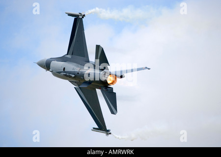 F16 soffiatura con enormi postcombustore e contrails Foto Stock