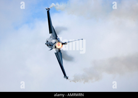 F16 soffiatura con enormi postcombustore e contrails Foto Stock