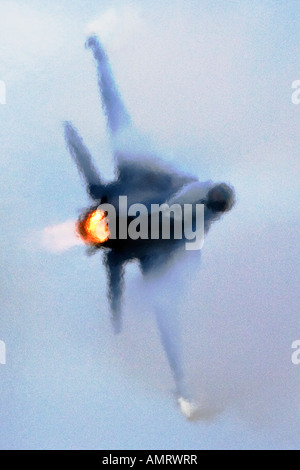F16 soffiatura con enormi postcombustore e contrails Foto Stock