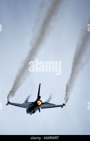 F16 soffiatura con enormi postcombustore e contrails Foto Stock