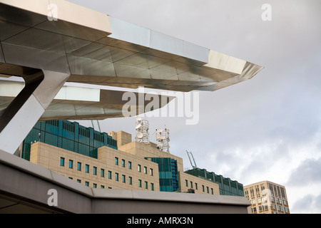 La sede centrale di MI6 (i servizi speciali di sicurezza) in Londra UK incorniciato dalla stazione di Vauxhall architettura Foto Stock