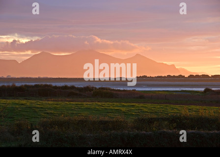 Snowdonia, Wales, Regno Unito. Guardando attraverso Foryd Bay al tramonto con i picchi di Bwlch Mawr e Gyrn Ddu sulla penisola di Llŷn nel Galles del nord Foto Stock