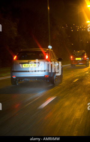 Il traffico di automobili e di notte in autostrada in Inghilterra Foto Stock