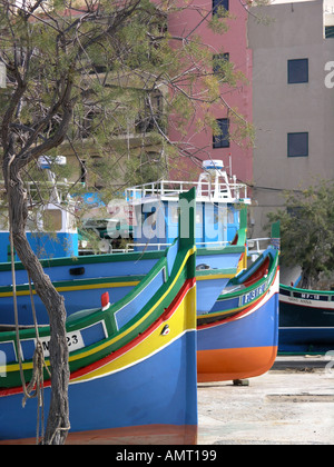 Tradizionale Maltese barche da pesca chiamato Luzzu in porto a Marsalforn Gozo Malta Foto Stock