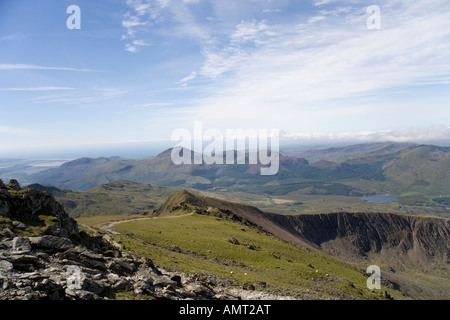 Guardando dalla sommità di Snowdon verso Rhyd Ddu e Nantille, Parco Nazionale di Snowdonia, Gwynedd, il Galles del Nord, Regno Unito Foto Stock