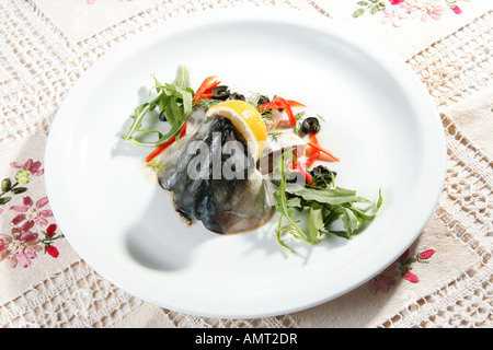 Sale Slice sgombro con limone e verdure Foto Stock