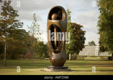 Henry Moore Sculpture Grande montante interno esterno forma 1981-1982 Foto Stock