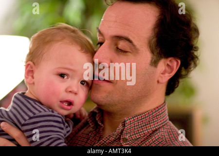 Papà consolante figlio età 40 e 1. Plainfield Illinois IL USA Foto Stock