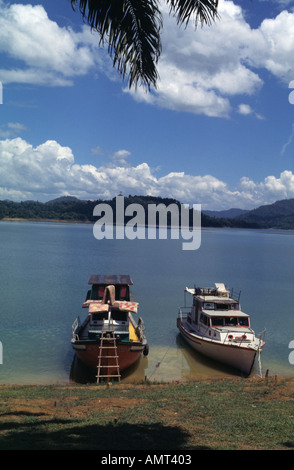 Barche spiaggiata a Tasik Kenyir Terengganu Malaysia Foto Stock