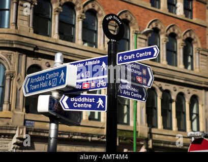 Segnaletica direzionale in Manchesters Northern Quarter al centro commerciale Arndale (continuazione). Foto Stock