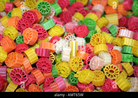 Spuntino indiano costituito da piccole forme colorate che devono essere fritte prima del consumo - come mini papadoms - su una bancarella di strada a Jaipur, India Foto Stock