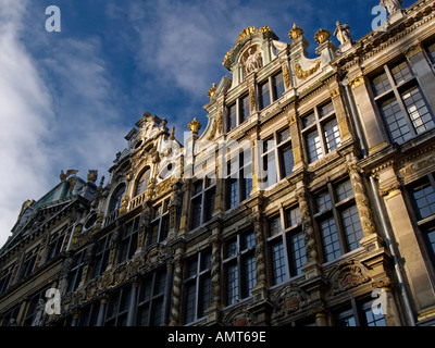 Edifici sulla Grand Place la piazza principale di Bruxelles Belgio che mostra la ricchezza esuberante del popolo che hanno costruito loro Foto Stock