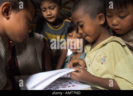 Myanmar Birmania Stato Shan Birmania villaggio di Shabin locale scuola primaria del gruppo di giovani scuola bambini navigando in stretta collaborazione i Foto Stock